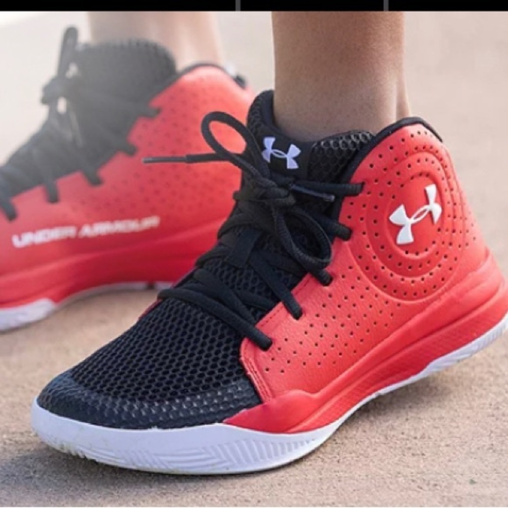 Under Armour basketball shoes / junior size 4
🏀Host Pick